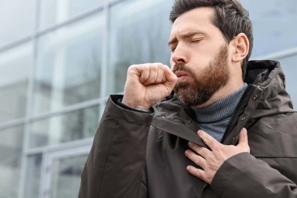 Suche i drapiące gardło jesienią i zimą – ogrzewanie, suche powietrze i smog